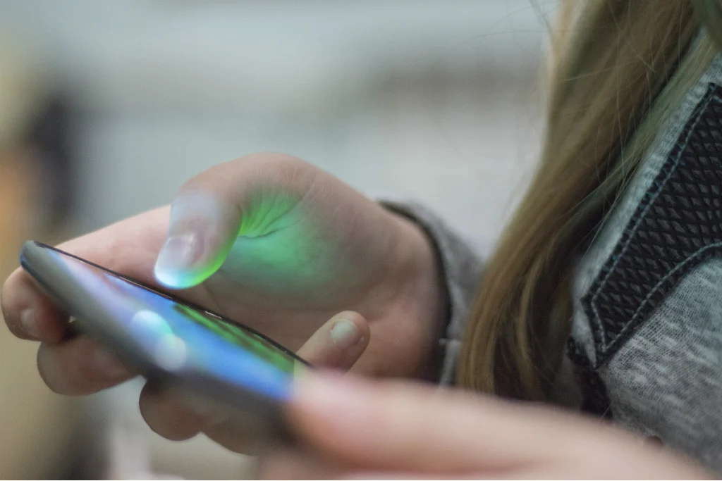 Pessoa segurando smartphone - Fonte: Forbes